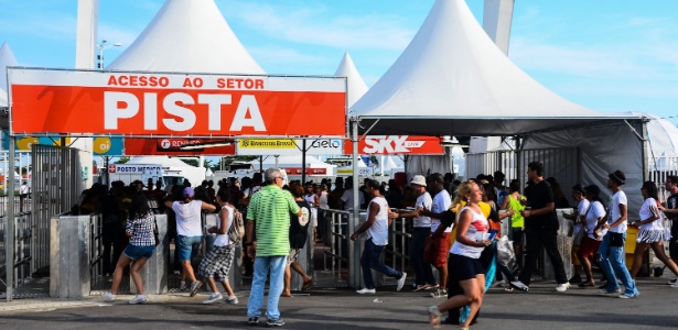 2.dez.12 - Com quase 1h30 de atraso, portões para o show da Madonna abrem no Rio de Janeiro - Marcelo Fonseca/UOL