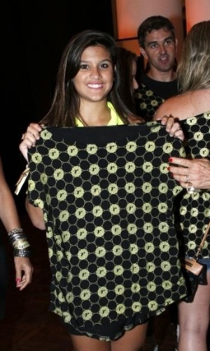 2.dez.12 - Giulia Costa, filha de Marcos Paulo e Flavia Alessandra, veste a camiseta do patrocinador do show da Madonna