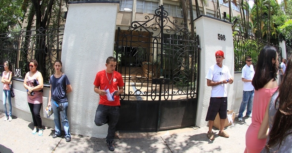 2.dez.2012 -  Candidatos aguardam a abertura dos portões antes da realização das provas do vestibulinho. As Etecs (Escolas Técnicas Estaduais), de São Paulo, realizam neste domingo (2) as provas do vestibulinho 2013