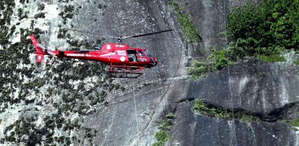 Helicóptero ajuda no resgate de Bruno após o acidente no morro do Pão de Açúcar - Marcelo Carnaval /Agência O Globo