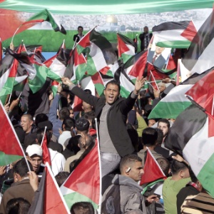  Palestinos comemoram o reconhecimento da ONU (Organização das Nações Unidas) da Palestina como Estado observador. Por conta disso, o presidente palestino, Mahmoud Abbas, foi recebido como herói em Ramallah