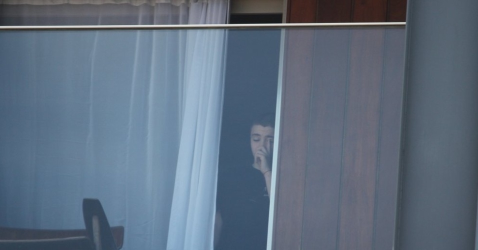 2.dez.2012: Rocco, filho de Madonna, aparece na janela de seu quarto de hotel, em Ipanema
