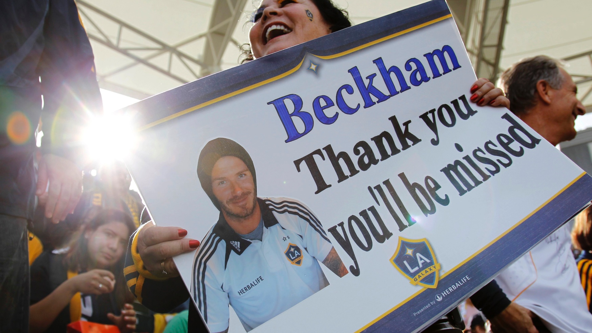 Enrolado na bandeira dos Estados Unidos, Beckham se despede da torcida do Galaxy -  Danny Moloshok / Reuters