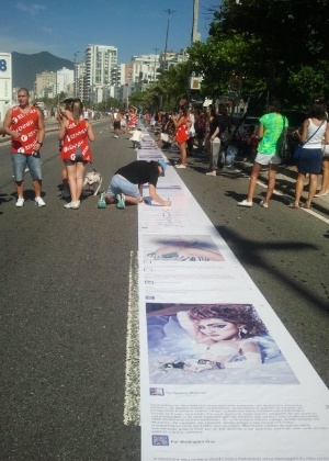 Fãs escrevem carta gigante para Madonna, em frente ao hotel onde ela está hospedada (2.dez.2012) - Fabíola Ortiz/UOL