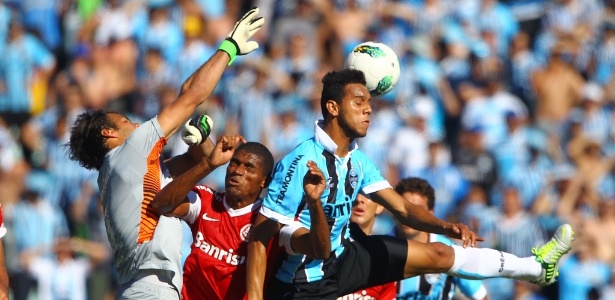 Mesmo vencendo o campeão do BR, Souza (d) quer Grêmio mantendo os pés no chão - Lucas Uebel/Divulgação Grêmio