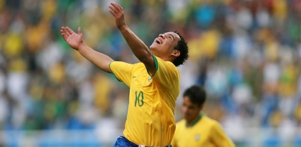 Lulinha comemora gol no Pan-Americano de 2007, quando era a estrela da seleção - AFP PHOTO/Orlando KISSNER