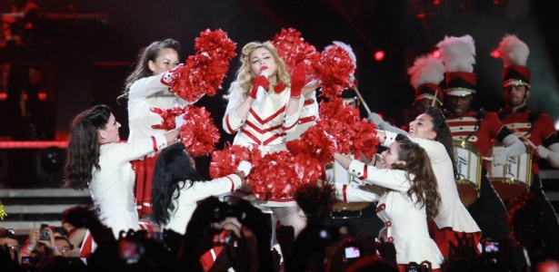 2.dez.12 - Vestida como líder de torcida, Madonna canta "Express Yourself", oitava canção do setlist, no show do Rio - FotoRioNews