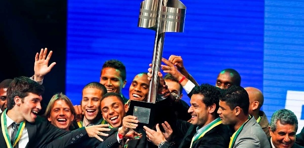 Jogadores do Fluminense erguem a taça de campeão brasileiro no prêmio da CBF - Leandro Moraes/UOL