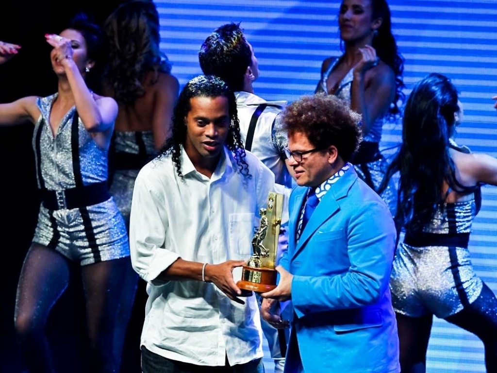 03.dez.2012 - Ronaldinho Gaúcho, do Atlético-MG, recebeu o troféu no Prêmio do Brasileirão após ter sido eleito por jornalistas um dos melhores meias do campeonato