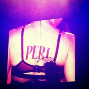 2.dez.12 - Madonna mostra ao público a palavra "periguete" ao cantar "Like a Prayer" - Reprodução/Instagram