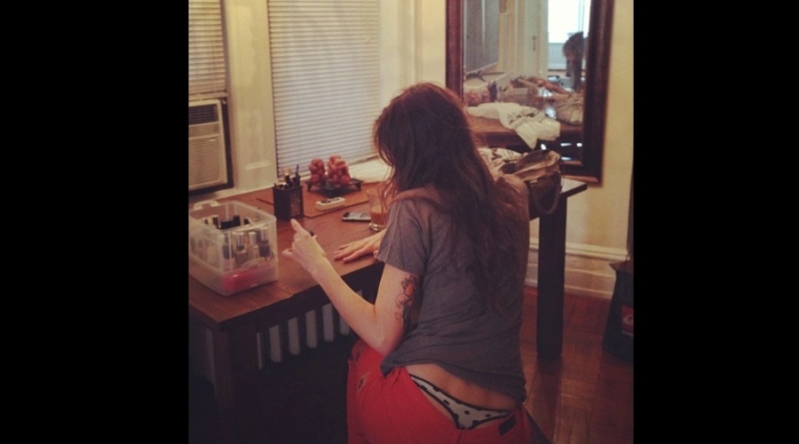 3.dez.2012 - A modelo Isabeli Fontana divulgou uma imagem onde aparece com a calcinha à mostra enquanto pintava as unhas. "Hora de fazer as unhas", escreveu a top