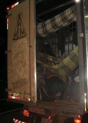 Caminhão transportando 21 trabalhadores de forma ilegal é parado em Goiás - Polícia Rodoviária de Federal/Divulgação