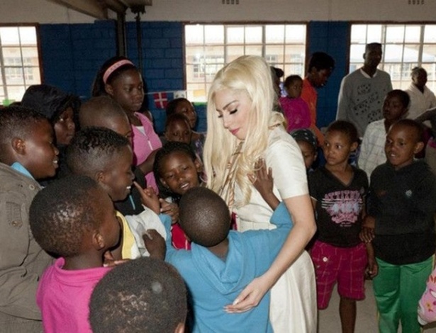 3.dez.2012 - Lady Gaga visitou uma escola em Joanesburgo, na África do Sul. A cantora esteve no local para conhecer um projeto social