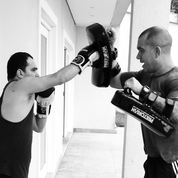 3.dez.2012 - O cantor Luciano, da dupla Zezé di Camargo e Luciano, publica foto no Instagram durante a prática de exercícios e técnicas de luta