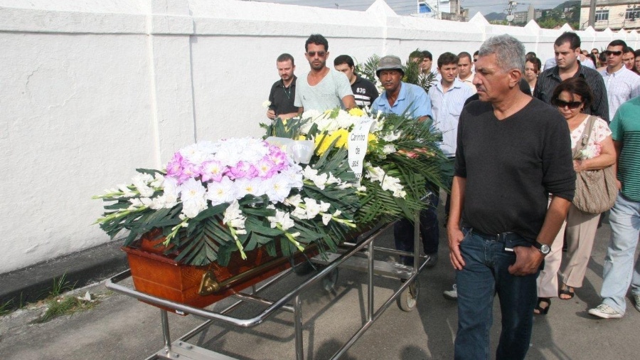 3.nov.2012 - Familiares e amigos acompanham enterro do corpo do alpinista  - Zulmair Rocha/UOL