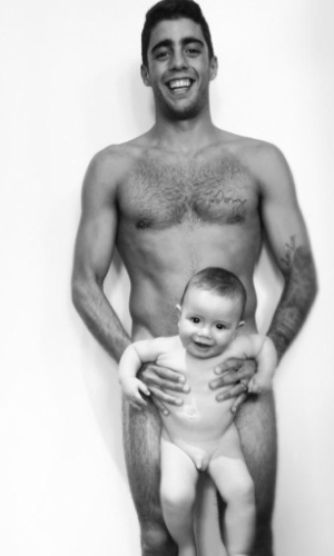 2.dez.2012  - A atriz Luana Piovani publica poto do marido e do filho nus 