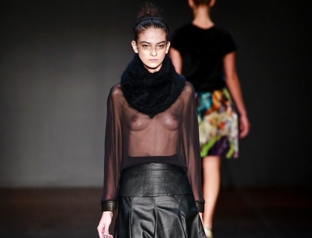A Sacada mostrou no Fashion Rio uma combinação inusitada: saia por cima da calça. As duas peças de couro foram usadas com uma blusa transparente, que pode ser ter uma camisetinha de alça por baixo - Alexandre Schneider/UOL