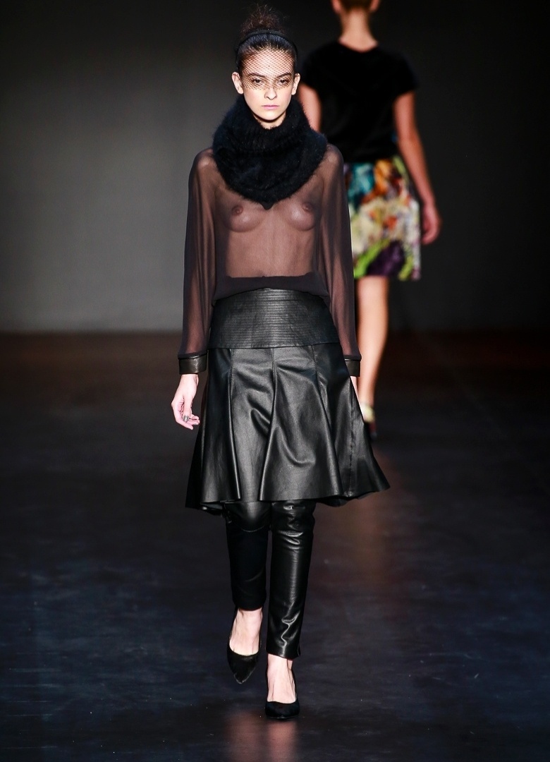 A Sacada mostrou no Fashion Rio uma combinação inusitada: saia por cima da calça. As duas peças de couro foram usadas com uma blusa transparente, que pode ser ter uma camisetinha de alça por baixo - Alexandre Schneider/UOL