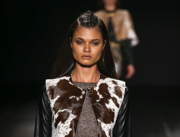 A Têca, do SPFW, trouxe uma versão nova da clássica jaqueta de couro, usando o material de maneira rústica, com pelinhos - Alexandre Schneider/UOL