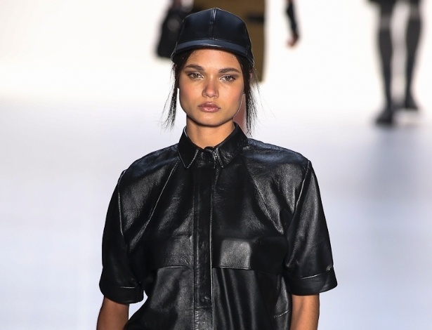 As camisas continuam em alta! A Colcci apresentou uma versão da peça em couro, que é uma boa opção para quem quer inovar nas roupas de trabalho. Deixando o look descolado, mas sem perder a formalidade - Alexandre Schneider/UOL