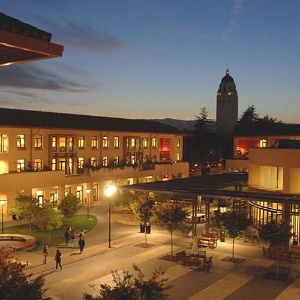 Campus da Universidade Stanford, onde são desenvolvidos projetos de cursos online em massa - Stanford Graduate School of Business