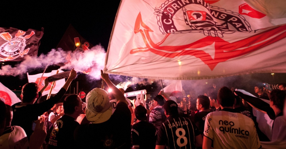A Fiel Torcida está combinando de receber o time amanhã com bandeirões e sinalizadores
