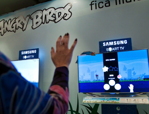 Jornalistas testam a Samsung Smart TV (televisor inteligente) durante evento - Ze Carlos Barretta/Folhapress 