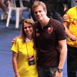 03.dez.2012 Nadador Cesar Cielo posa com a presidente Patrícia Amorim durante as eleições do Flamengo - undefined