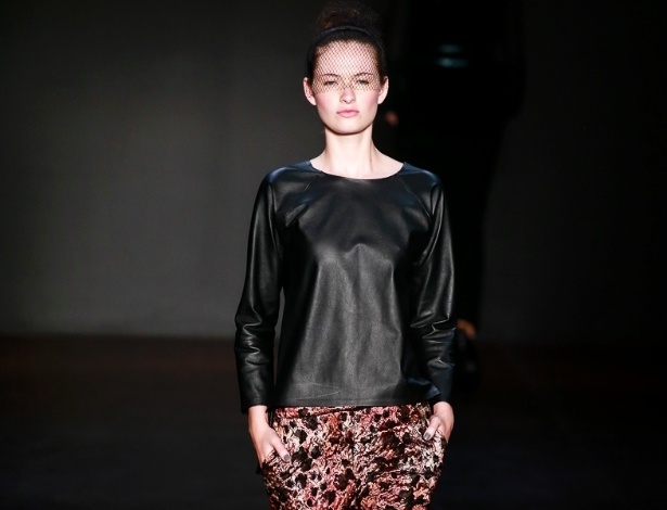 O couro em jaquetas e calças é um clássico. Para o Inverno 2013, o material também apareceu em peças mais casuais, como a camiseta de mangas compridas da Sacada, que desfilou no Fashion Rio - Alexandre Schneider/UOL