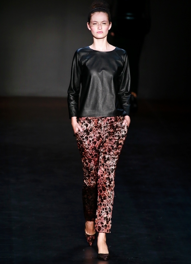 O couro em jaquetas e calças é um clássico. Para o Inverno 2013, o material também apareceu em peças mais casuais, como a camiseta de mangas compridas da Sacada, que desfilou no Fashion Rio - Alexandre Schneider/UOL