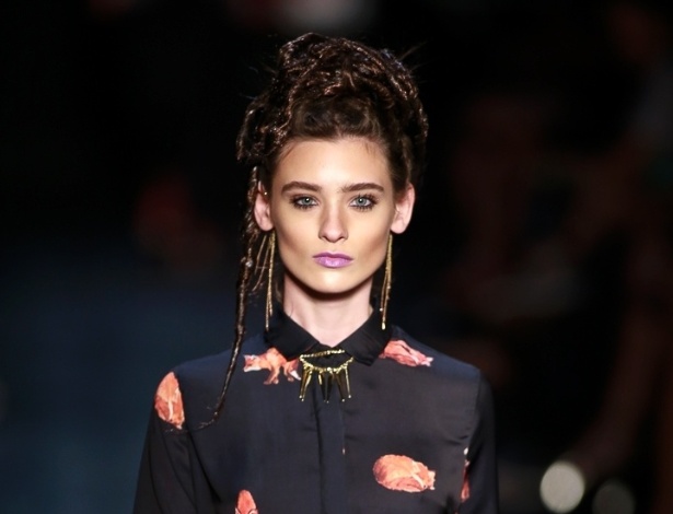 O couro também é grande aliado das mulheres que gostam de um estilo sensual. A minissaia com fenda da Auslander, do Fashion Rio, é sexy, mas foi combinada com uma camisa estampada e toda fechada, para não deixar o look vulgar - Alexandre Schneider/UOL