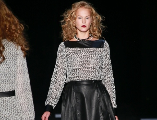 O look da Nica Kessler, do Fashion Rio, traz uma saia de preguinhas de couro. A peça pode ser usada com blusa de frio, camiseta ou camisa - Alexandre Schneider/UOL