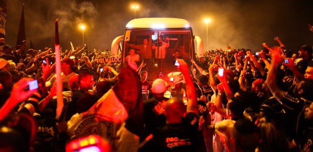 Ônibus da delegação do Corinthians passa entre os torcedores que aguardavam o time