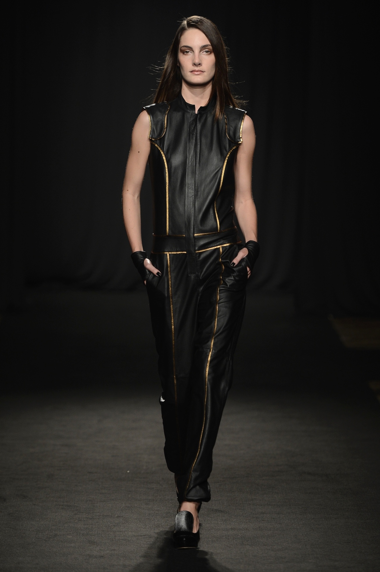 Patricia Motta, do Minas Trend Preview, apresentou um macacão todo de couro com detalhes dourados. Para deixar o look mais leve, combine a peça com um sapato baixo aberto, como um slipper ou sapatilha - Divulgação