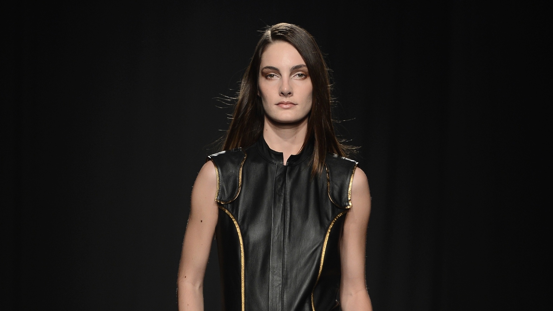 Patricia Motta, do Minas Trend Preview, apresentou um macacão todo de couro com detalhes dourados. Para deixar o look mais leve, combine a peça com um sapato baixo aberto, como um slipper ou sapatilha - Divulgação