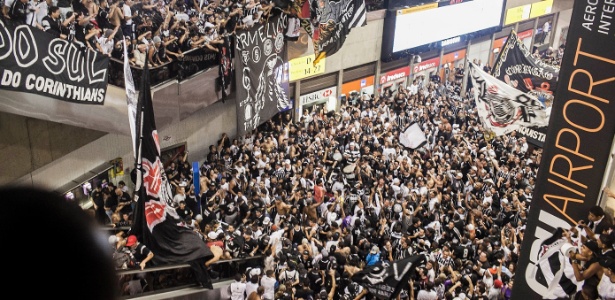Torcedores do Corinthians dominam o saguão do Aeroporto de Guarulhos
