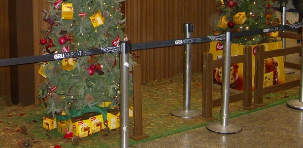 Corintianos destruíram parte da decoração de Natal de lojas do aeroporto de Cumbica - Lucas Tieppo/UOL Esporte
