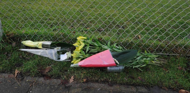 Flores foram deixadas ao lado do campo do Buitenboys após a morte do bandeirinha - REUTERS/Toussaint Kluiters/United Photos 