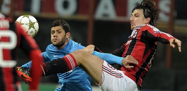 Hulk, atacante brasileiro do Zenit, disputa a bola em jogo contra o Milan - Daniel Dal Zennaro/EFE