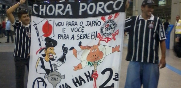 Torcedores do Corinthians exibem cartaz em provocação ao Palmeiras no aeroporto