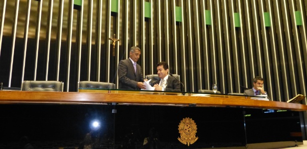O deputado Romário (à esq.) colhe a assinatura do deputado Marçal Filho (PMDB-MS) para CPI da CBF