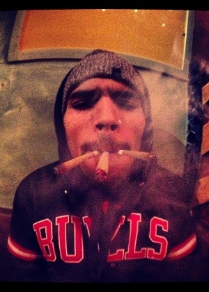 Chris Brown sempre criou polêmica no Instagram; nesta foto, o rapper aparece fumando três cigarros ao mesmo tempo