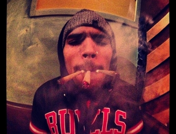 3.dez.2012 - Chris Brown postou fotos no Instagram fumando três cigarros ao mesmo tempo. 