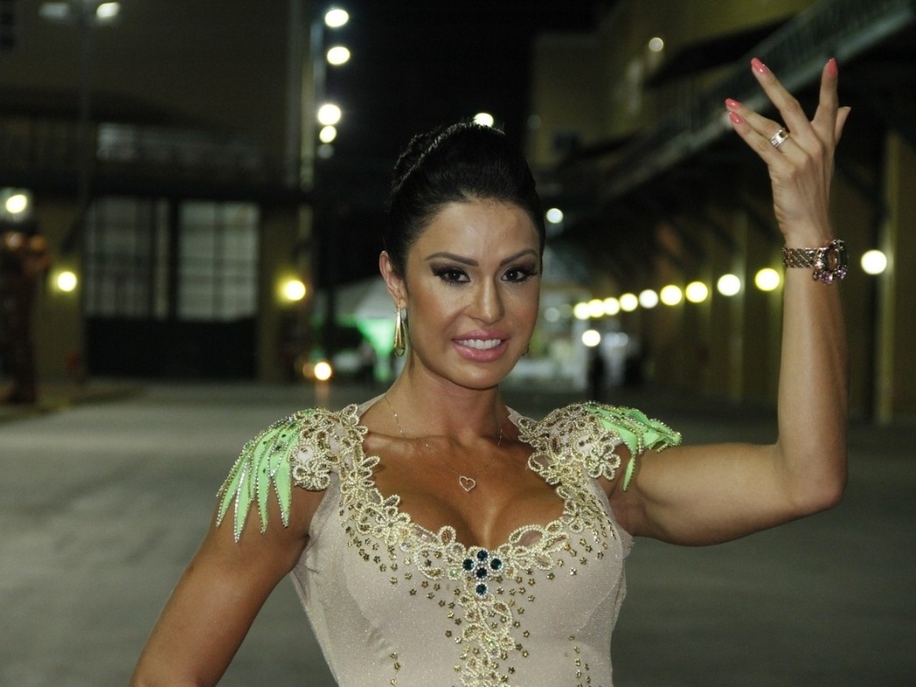 3.dez.2012 - Gracyanne Barbosa posa no lançamento do CD das Escolas de Samba do Rio para o Carnaval 2013, na Cidade do Samba, no Centro, Rio de Janeiro - Rodrigo dos Anjos/AgNews