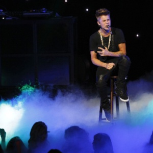 3.dez.2012: O ídolo teen Justin Bieber se apresenta em Los Angeles em show promovido por uma rádio, que reuniu ainda o coreano Psy e Ke$ha 