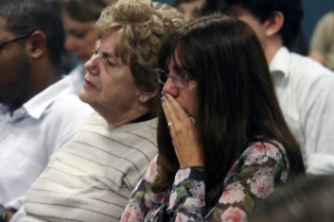 A mãe (esq.) e a irmã da juíza Patrícia Acioli acompanham o julgamento do cabo Sérgio Costa Júnior