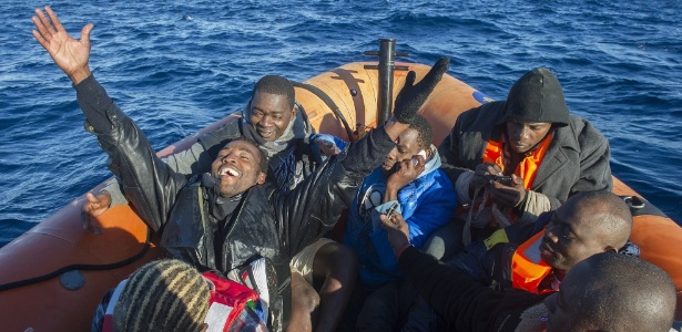 4.dez.2012 - Africanos que tentavam imigrar para a Espanha pelo Estreito de Gibraltar são resgatados pela Marinha marroquina e por serviços de emergência espanhóis 
