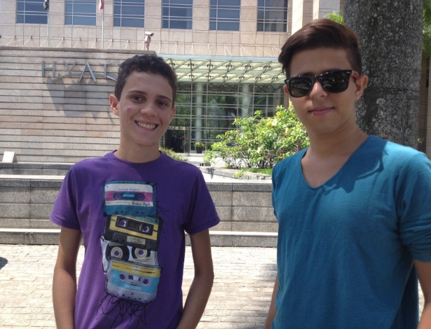 4.dez.2012 - José Antonio, 20 anos, e Alan Góes, 19, na entrada do hotel onde Madonna está hospedada - Natália Guaratto/UOL