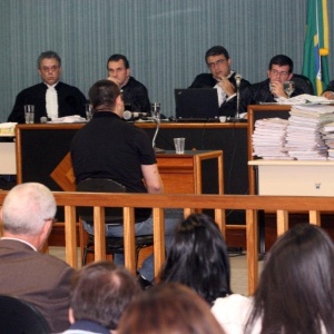 O cabo Sérgio Costa Júnior (de costas, ao centro) durante julgamento no fórum de Niterói - Zulmair Rocha/UOL