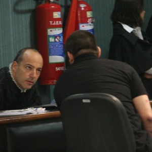 O cabo Sérgio Costa Júnior (de costas), réu confesso no assassinato da juíza Patricia Acioli, é julgado em fórum de Niterói - Zulmair Rocha/UOL